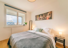 Balcony Apartment, 1 min to Metro, Perfect for Long Stay